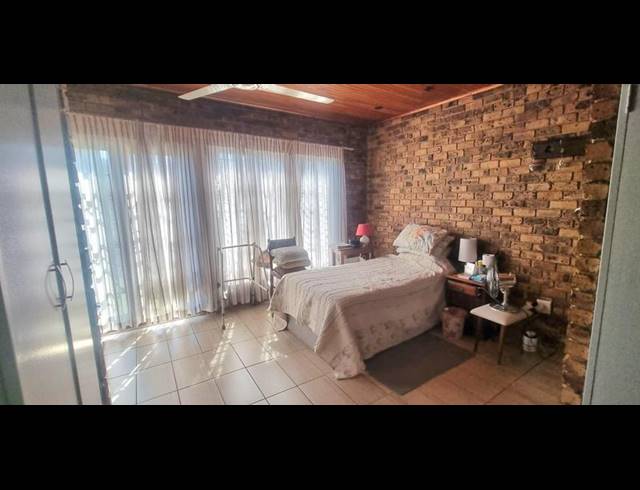 6 BEDROOM HOUSE FOR SALE IN ZWARTKOP